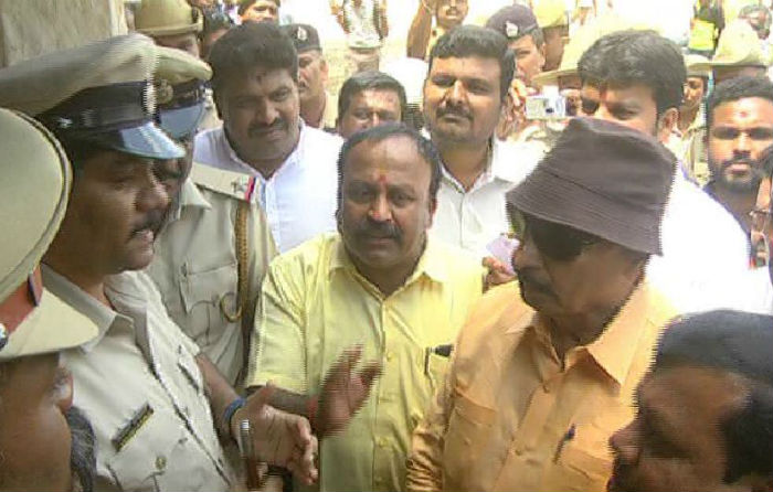 ಚಳುವಳಿ ಮಾಡಲ್ಲ, ರೈಲ್ವೇ ನಿಲ್ದಾಣದೊಳಗೆ ಬಿಡಿ: ವಾಟಾಳ್ ನಾಗರಾಜ್