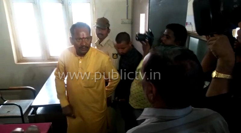 ಮದ್ಯಪಾನ ಸೇವಿಸಿ ಕರ್ತವ್ಯಕ್ಕೆ ಹಾಜರ್ – ಅಧಿಕಾರಿಯನ್ನು ಅಮಾನತುಗೊಳಿಸಿದ ಪ್ರಭು ಚವ್ಹಾಣ್