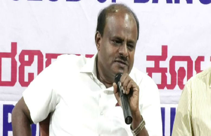 ಸಿಎಂ ಸೇರಿದಂತೆ ಸಚಿವರು ಮಾತಿನ ಮಂಟಪ ಕಟ್ತಿದ್ದಾರೆ- ಸರ್ಕಾರಕ್ಕೆ ಹೆಚ್‍ಡಿಕೆ ಟ್ವೀಟೇಟು