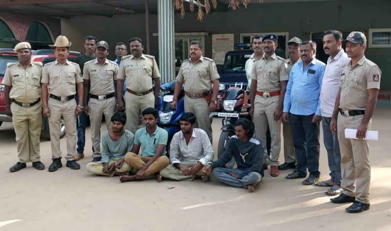 ಪೊಲೀಸ್ ಸಮವಸ್ತ್ರ ಧರಿಸಿ ದರೋಡೆಗೆ ಇಳಿಯುತ್ತಿದ್ದ ನಾಲ್ವರು ಖದೀಮರು ಅರೆಸ್ಟ್