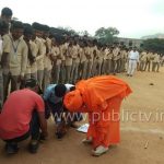 ವಿದ್ಯಾರ್ಥಿಯ ಶೂ ಲೇಸ್ ಕಟ್ಟಿದ ಗವಿ ಸಿದ್ದೇಶ್ವರ ಶ್ರೀಗಳು