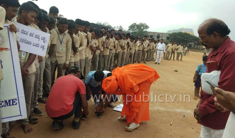 ವಿದ್ಯಾರ್ಥಿಯ ಶೂ ಲೇಸ್ ಕಟ್ಟಿದ ಗವಿ ಸಿದ್ದೇಶ್ವರ ಶ್ರೀಗಳು