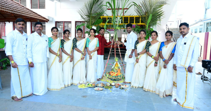 ಕಾಲೇಜಿನಲ್ಲಿ ಟ್ರೆಡಿಷನಲ್ ಡೇ ಸಂಭ್ರಮ- ಸಾಂಪ್ರದಾಯಿಕ ಉಡುಗೆಯಲ್ಲಿ ಮಿಂಚಿದ ವಿದ್ಯಾರ್ಥಿಗಳು