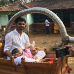 ಪಲ್ಲಕ್ಕಿಯಲ್ಲಿ ಕೂರಿಸಿ ಗ್ರಾಮದ ತುಂಬ ವಿನಯ್ ಗುರೂಜಿ ಮೆರವಣಿಗೆ
