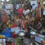 ಬೆಲೆ ಏರಿಕೆ – ರಸ್ತೆಯಲ್ಲಿ ರಂಗೋಲಿ ಹಾಕಿ ಪ್ರತಿಭಟನೆ