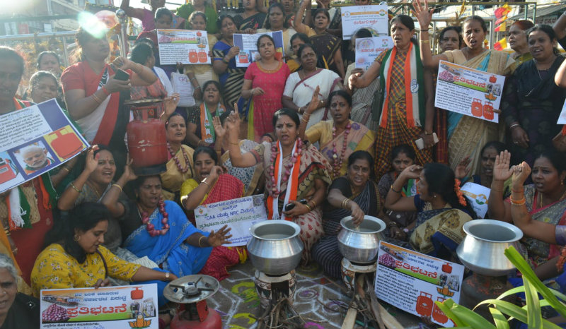 ಬೆಲೆ ಏರಿಕೆ – ರಸ್ತೆಯಲ್ಲಿ ರಂಗೋಲಿ ಹಾಕಿ ಪ್ರತಿಭಟನೆ