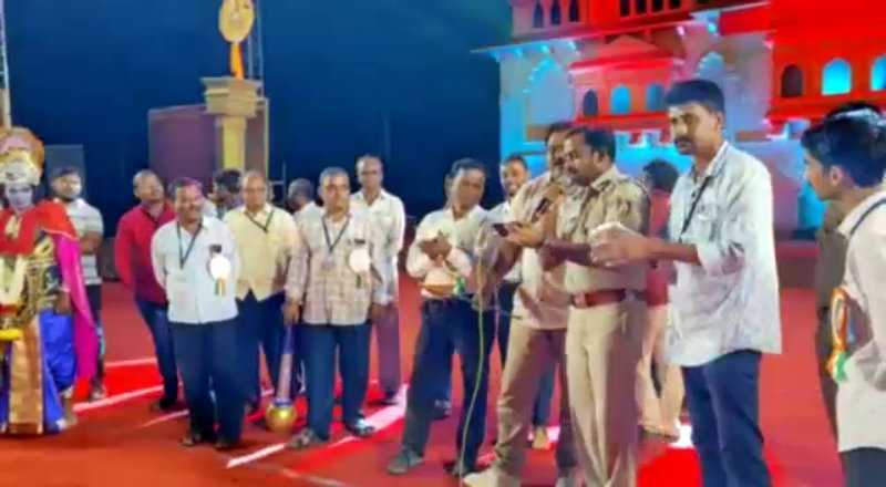ಆನೆಗೊಂದಿ ಉತ್ಸವದಲ್ಲಿ ‘ನನ್ನ ಗೆಳತಿ’ ಎಂದ ಪಿಎಸ್‍ಐ