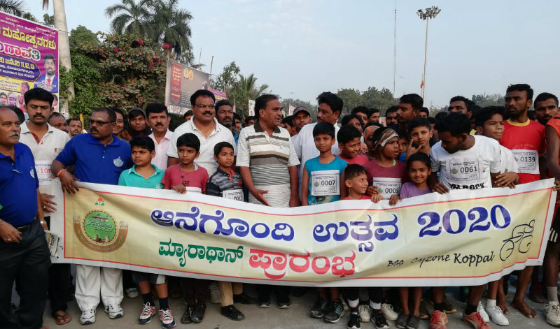 ಬೆಳ್ಳಂಬೆಳಗ್ಗೆ ಗಂಗಾವತಿಯಿಂದ ಆನೆಗೊಂದಿಗೆ ಓಡಿದ ಯುವಕ-ಯುವತಿಯರು