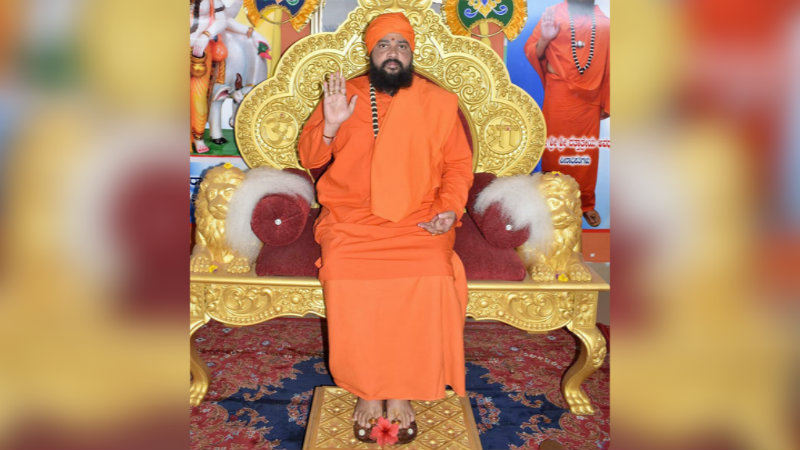 ಪಾದಪೂಜೆ ವೇಳೆ ಲವ್ – 20ರ ಯುವತಿ ಜೊತೆ 45ರ ಸ್ವಾಮೀಜಿ ಪರಾರಿ?