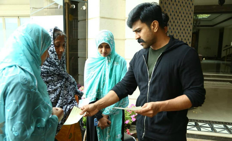 ಅಭಿಮಾನಿಯ ಕುಟುಂಬಕ್ಕೆ 10 ಲಕ್ಷ ರೂ. ಚೆಕ್ ನೀಡಿದ ನಟ ರಾಮ್ ಚರಣ್