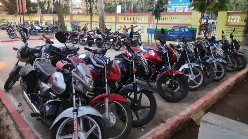 ಇಸ್ಪೀಟ್ ಅಡ್ಡೆ ಮೇಲೆ ದಾಳಿ – 19 ಬೈಕ್‍ಗಳು ವಶ
