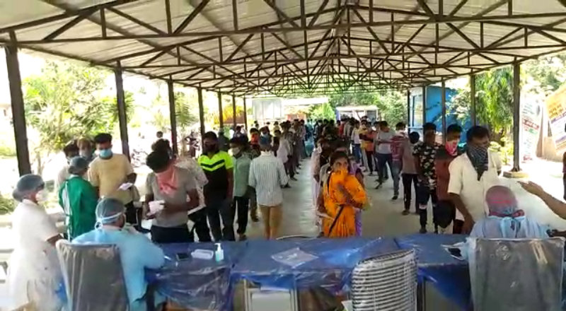 ಕೊರೊನಾ ಭೀತಿಗೆ ಗುಳೆ ಹೋದವರು ವಾಪಸ್ – ಆಸ್ಪತ್ರೆಗೆ ಬರುತ್ತಿರುವವರ ತಪಾಸಣೆಗೆ ವೈದ್ಯರ ಪರದಾಟ