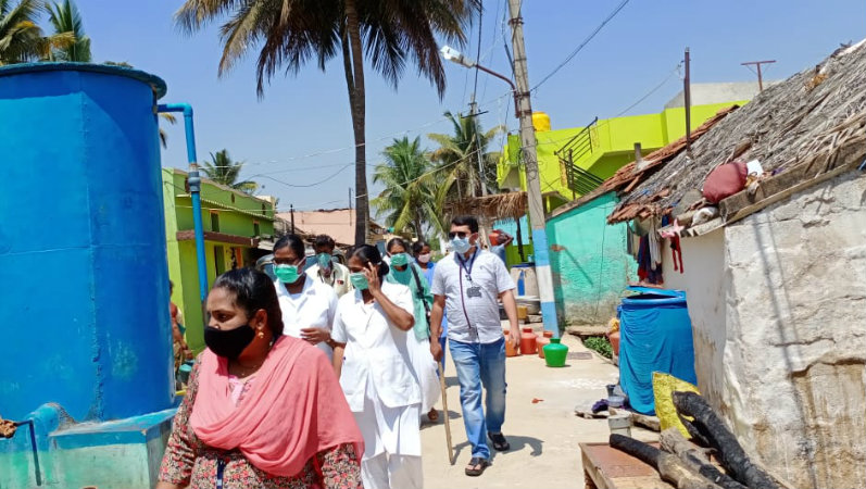 ಕೈಯಲ್ಲಿ ಲಾಠಿ ಹಿಡಿದು ಬೀದಿ ಬೀದಿಗೆ ತೆರಳಿದ ವೈದ್ಯರು