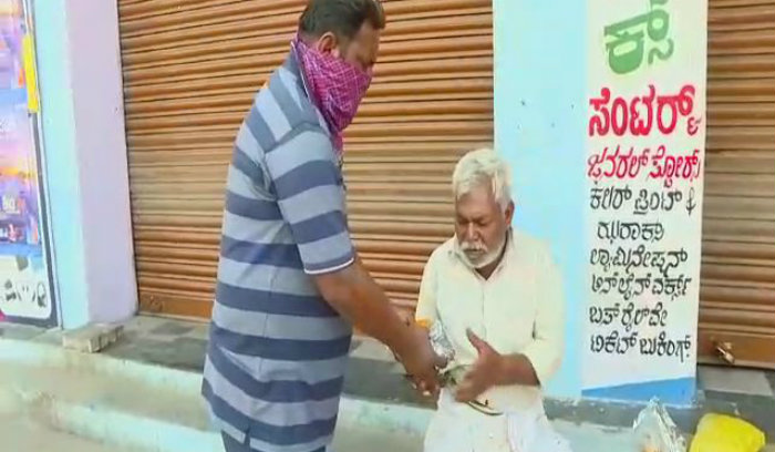 ಲಾಕ್ ಡೌನ್ ಮಧ್ಯೆ ಮಾನವೀಯತೆ ಮೆರೆದ ರಾಯಚೂರು ಸಾರ್ವಜನಿಕರು