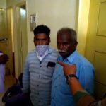 ಕೊರೊನಾ ಭೀತಿಯ ನಡುವೆಯೂ ಮರಕಳ್ಳತನ – ಕಳ್ಳರಿಗೆ ಲಾಠಿ ಏಟು