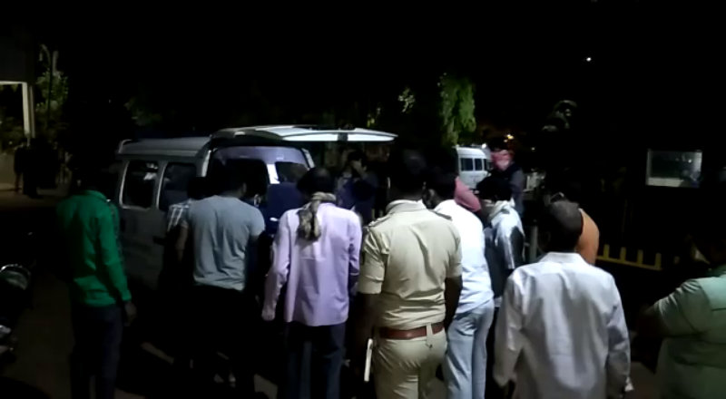 ತೆರವುಗೊಳಿಸಿದ್ದ ಬೇಲಿ ಸರಿಪಡಿಸುತ್ತಿದ್ದ ಯುವಕರಿಬ್ಬರ ಮೇಲೆ ಚಾಕು ಇರಿತ