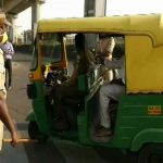 ಮನೆಯಲ್ಲೇ ಇರಿ ಎಂದ್ರೂ ಕೇಳಿಲ್ಲ – ರಸ್ತೆಗೆ ಬಂದವರಿಗೆ ಬಿತ್ತು ಲಾಠಿ ಏಟು
