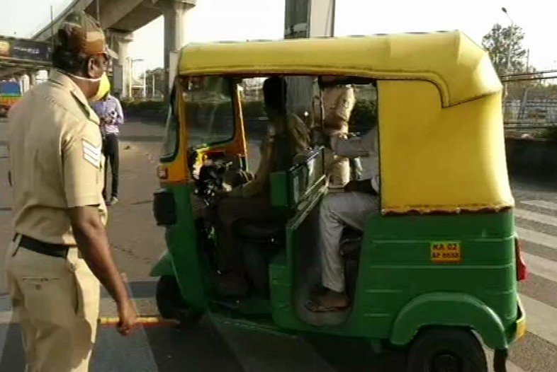 ಮನೆಯಲ್ಲೇ ಇರಿ ಎಂದ್ರೂ ಕೇಳಿಲ್ಲ – ರಸ್ತೆಗೆ ಬಂದವರಿಗೆ ಬಿತ್ತು ಲಾಠಿ ಏಟು
