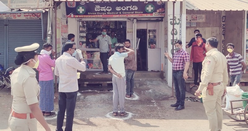 ಔಷಧ, ಪಡಿತರ ಖರೀದಿ ಸೇರಿದಂತೆ ಅಗತ್ಯ ವಸ್ತುಗಳ ಅಂಗಡಿ ಮುಂದೆ ಬಾಕ್ಸ್