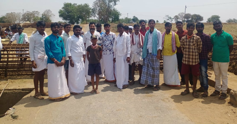 ಕೊರೊನಾ ಸೋಂಕು ತಡೆಗೆ ಗ್ರಾಮಕ್ಕೆ ಬರೋ ರಸ್ತೆ ಬಂದ್ ಮಾಡಿದ ಗ್ರಾಮಸ್ಥರು