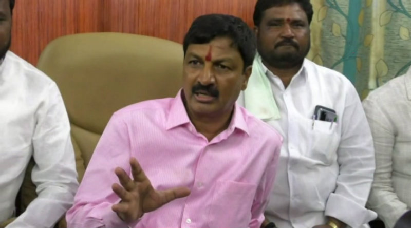 ಸತೀಶ್ ಜಾರಕಿಹೊಳಿಗೆ ತಲೆ ಸರಿ ಇಲ್ಲ: ರಮೇಶ್ ಜಾರಕಿಹೊಳಿ