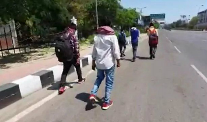 ಲಾಕ್‍ಡೌನ್ ಎಫೆಕ್ಟ್: 36 ಗಂಟೆ, 80 ಕಿ.ಮೀ ನಡೆದುಕೊಂಡು ಗ್ರಾಮಕ್ಕೆ ತೆರಳ್ತಿರುವ ಕಾರ್ಮಿಕರು