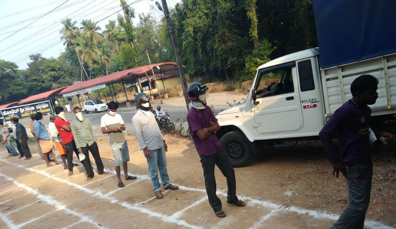 ಕೊರೊನಾ ಮಧ್ಯೆ ಮೀನಿಗಾಗಿ ಕ್ಯೂ..!