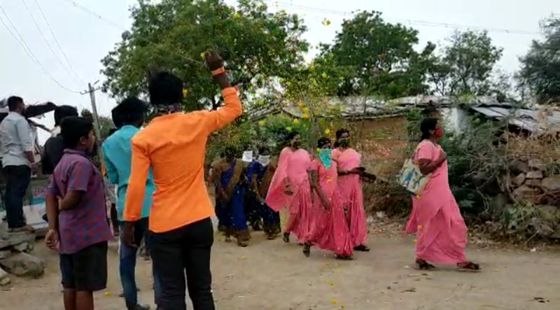 ಹೂ ಚೆಲ್ಲಿ ಆಶಾ ಕಾರ್ಯಕರ್ತೆಯರನ್ನು ಸ್ವಾಗತಿಸಿದ ಜನ