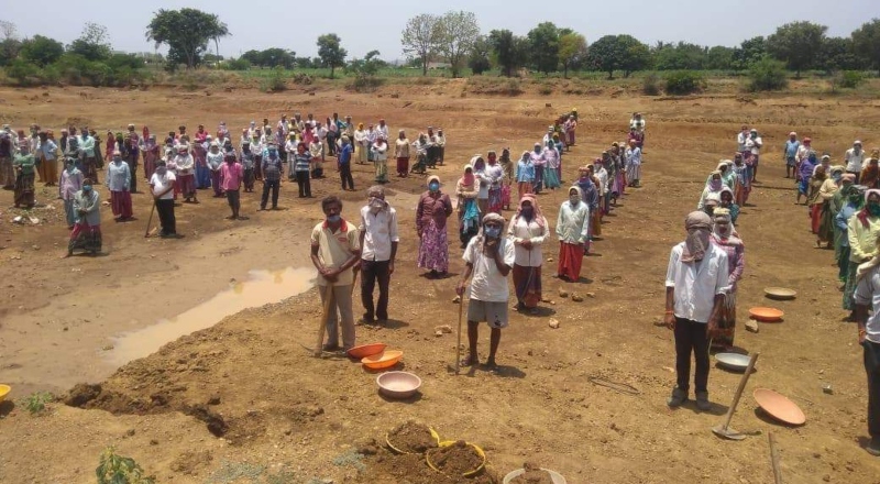 ಲಾಕ್‍ಡೌನ್‍ನಿಂದ ಸಂಕಷ್ಟದಲ್ಲಿದ್ದ ಕೊಪ್ಪಳದ ಗ್ರಾಮಸ್ಥರ ಕೈ ಹಿಡಿದ ನರೇಗಾ ಯೋಜನೆ
