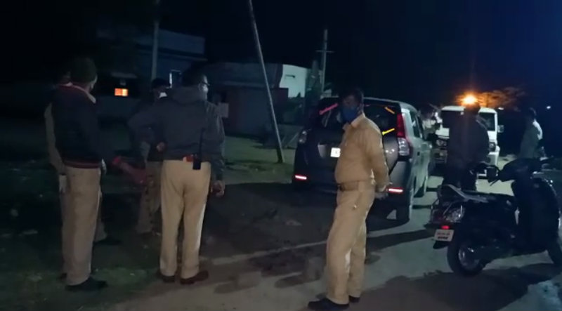 ಕ್ಷುಲ್ಲಕ ಕಾರಣಕ್ಕೆ ಮಾರಾಮಾರಿ- ರಕ್ತಸಿಕ್ತವಾದ ರಸ್ತೆ