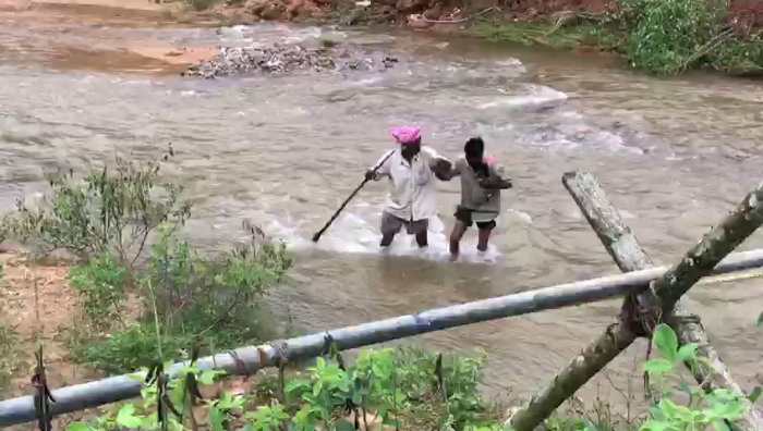 ಚಿಕ್ಕಮಗಳೂರಿನಲ್ಲಿ ಪ್ರಾಣದ ಹಂಗು ತೊರೆದು ಜನ ನದಿಯಲ್ಲಿ ಓಡಾಟ