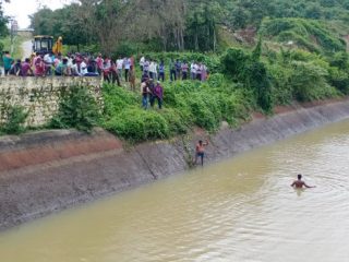 ಭದ್ರಾ ಕಾಲುವೆಗೆ ಬಿದ್ದ ಬೊಲೆರೋ – ಪತಿ ಪಾರು, ಪತ್ನಿ ನೀರುಪಾಲು
