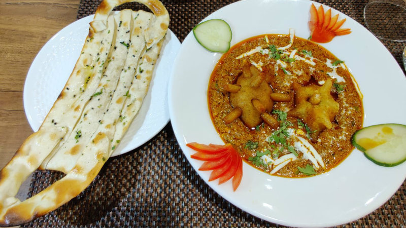 ರೆಸ್ಟೋರೆಂಟ್‍ನಲ್ಲಿ ಫೇಮಸ್ ಆಯ್ತು ಕೋವಿಡ್ ಕರಿ, ಮಾಸ್ಕ್ ನಾನ್!