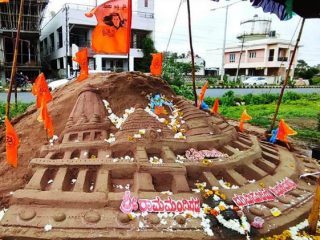 ಕಲಾವಿದನಿಂದ ಮರಳಿನಲ್ಲಿ ರಾಮಮಂದಿರ ನಿರ್ಮಿಸಿ ಪೂಜೆ