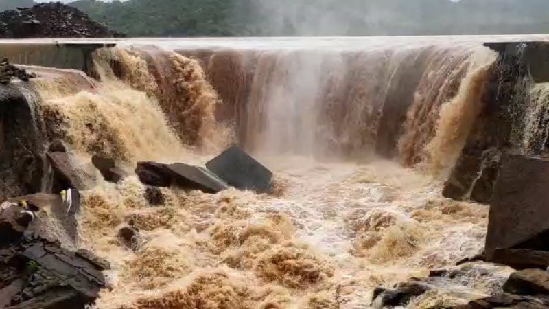 ಭರ್ತಿಯಾಗಿ ಕೋಡಿ ಹರಿದ ಇಂದಿರಮ್ಮನ ಕೆರೆ