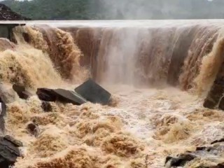 ಭರ್ತಿಯಾಗಿ ಕೋಡಿ ಹರಿದ ಇಂದಿರಮ್ಮನ ಕೆರೆ