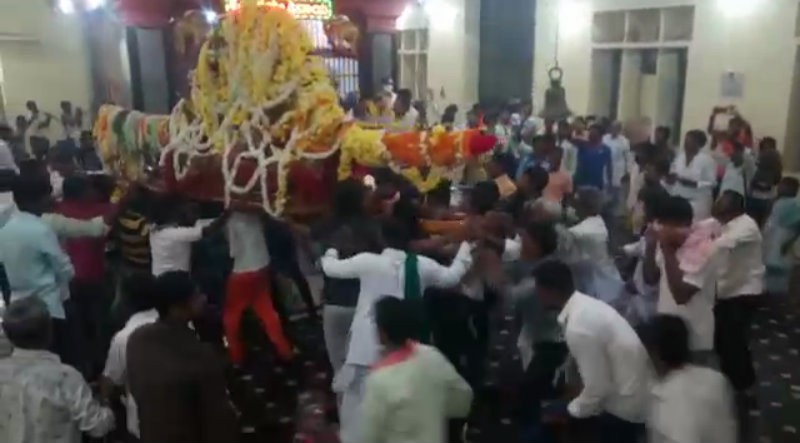 ಶಟರ್ ಧ್ವಂಸಗೊಳಿಸಿ ದೇಗುಲದಿಂದ ಪಲ್ಲಕ್ಕಿ ಹೊರತಂದು ಮೆರವಣಿಗೆ – 50ಕ್ಕೂ ಅಧಿಕ ಮಂದಿ ಅರೆಸ್ಟ್