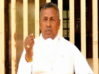 ಕೃಷಿ ಭೂಮಿ ಭೂಸ್ವಾಧೀನ ಮಾಡದಂತೆ ಸಚಿವ ಮುನಿಯಪ್ಪ ಮನೆ ಮುಂದೆ ರೈತರ ಪ್ರತಿಭಟನೆ