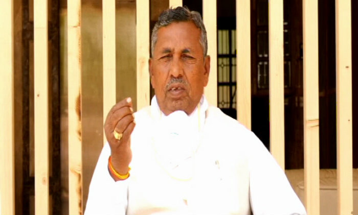 ಕೃಷಿ ಭೂಮಿ ಭೂಸ್ವಾಧೀನ ಮಾಡದಂತೆ ಸಚಿವ ಮುನಿಯಪ್ಪ ಮನೆ ಮುಂದೆ ರೈತರ ಪ್ರತಿಭಟನೆ