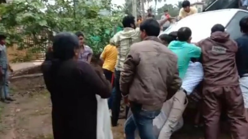 ಮಗುಚಿ ಬಿದ್ದ ಕಾರು – ನಾಲ್ವರ ರಕ್ಷಣೆ