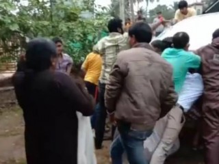 ಮಗುಚಿ ಬಿದ್ದ ಕಾರು – ನಾಲ್ವರ ರಕ್ಷಣೆ