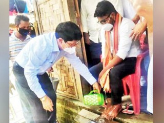 ಪ್ಲಾಸ್ಮಾ ದಾನಿಯ ಪಾದ ತೊಳೆದ ಕೊರೊನಾದಿಂದ ಗುಣಮುಖರಾದ ಶಾಸಕ