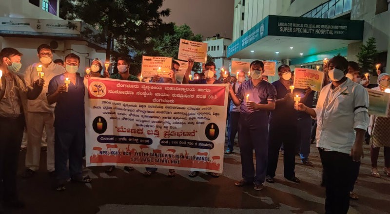 ಮೇಣದ ಬತ್ತಿ ಹಿಡಿದು ಕೋವಿಡ್ ವಾರಿಯರ್ಸ್ ಪ್ರತಿಭಟನೆ