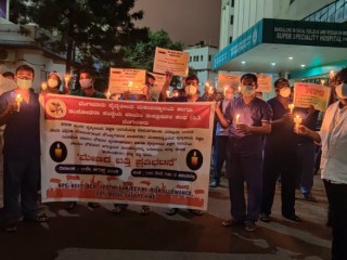 ಮೇಣದ ಬತ್ತಿ ಹಿಡಿದು ಕೋವಿಡ್ ವಾರಿಯರ್ಸ್ ಪ್ರತಿಭಟನೆ