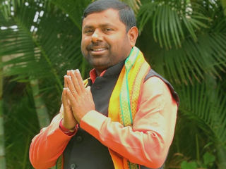 ಬ್ಲಾಕ್‍ಮೇಲ್ ಹಣದಲ್ಲಿ ಪಡಿತರ ವಿತರಿಸಿ ಫೋಟೋಗೆ ಪೋಸ್ ಕೊಟ್ಟ ಬಿಜೆಪಿ ಸಂಸದನ ಪುತ್ರ