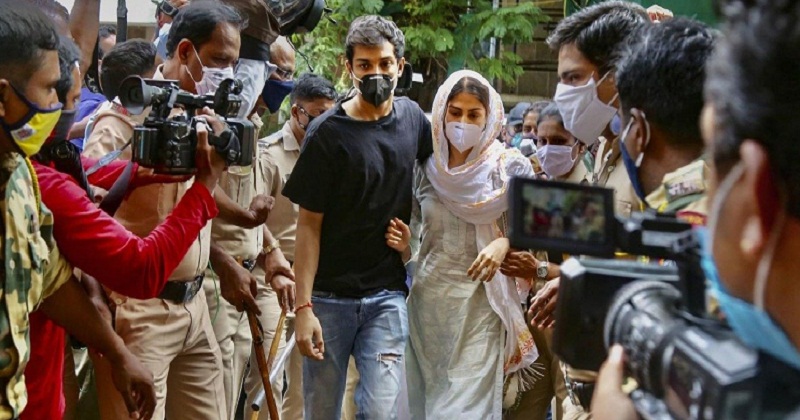 ವಿಚಾರಣೆ ವೇಳೆ ತಮ್ಮನನ್ನ ನೋಡಿ ಕಣ್ಣೀರಿಟ್ಟ ರಿಯಾ ಚಕ್ರವರ್ತಿ