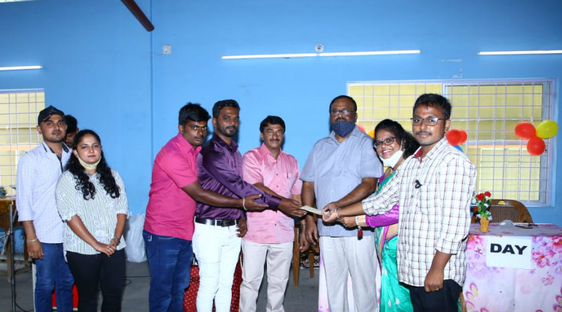 ಶಿಕ್ಷಕರಿಗೆ 60 ಸಾವಿರ ಸಹಾಯ ಧನ ನೀಡಿದ ವಿದ್ಯಾರ್ಥಿಗಳು
