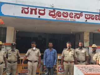 ಹಾಸನದಲ್ಲಿ ಮತ್ತೊಂದು ಕೊಲೆ- ಸ್ನೇಹಿತನ ಮುಖಕ್ಕೆ ಪೆಟ್ರೋಲ್ ಸುರಿದು ಬೆಂಕಿ ಇಟ್ಟ