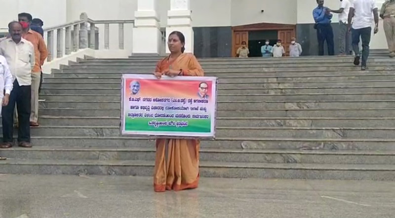 ರಸ್ತೆ ಅಗಲೀಕರಣಕ್ಕಾಗಿ ಮಳೆಯಲ್ಲೇ ಮೂರು ಗಂಟೆ ಪ್ರತಿಭಟಿಸಿದ ಶಾಸಕಿ