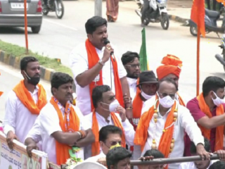 ಕಾಂಕ್ರೀಟ್‌ ಎಂಎಲ್‌ಎ –  ಶಿವಲಿಂಗೇಗೌಡ ವಿರುದ್ಧ ಹೆದ್ದಾರಿ ಮಧ್ಯೆ ನಿಂತು ಧಿಕ್ಕಾರ ಕೂಗಿಸಿದ ಸಂತೋಷ್
